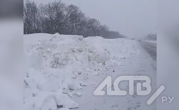 Грузовики сваливают снег на дорогу Южно-Сахалинск - Долинск
