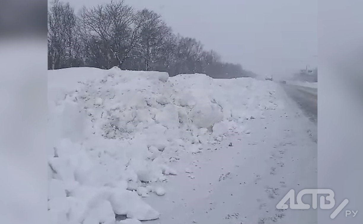 Грузовики сваливают снег на дорогу Южно-Сахалинск - Долинск