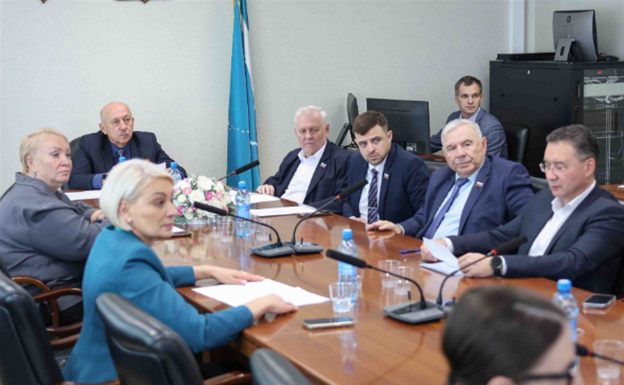 Сахалин усиливает соцподдержку: ветеранам ускорят получение выплат, родителям детей-инвалидов расширят права