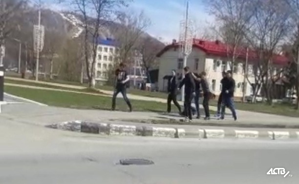 Толпа избила мужчину и протащила его вдоль дороги в Южно-Сахалинске