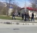 Толпа избила мужчину и протащила его вдоль дороги в Южно-Сахалинске