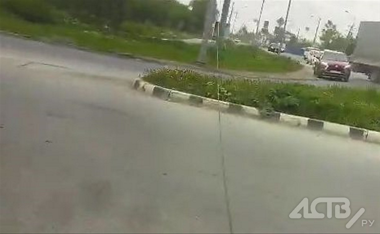 Рухнувший со столба провод перегородил дорогу в Южно-Сахалинске 