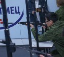 Губернатор проверил работу стрелкового тира в школе в Макарове