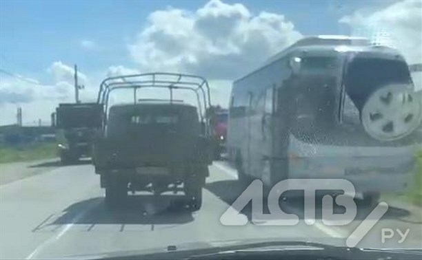 Рейсовый автобус и автокран столкнулись в районе Троицкого