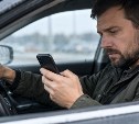 Телефон, кофе и навигатор: сахалинским водителям напомнили об опасности отвлечения за рулём