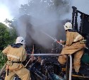 Пожар в бане перекинулся на частный дом в Холмском районе - помощь потребовалась и автомобилю скорой