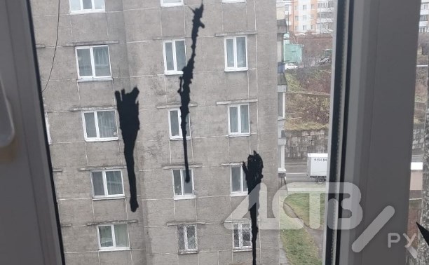 Чёрной жижей залило окна многоэтажки во время циклона на Сахалине