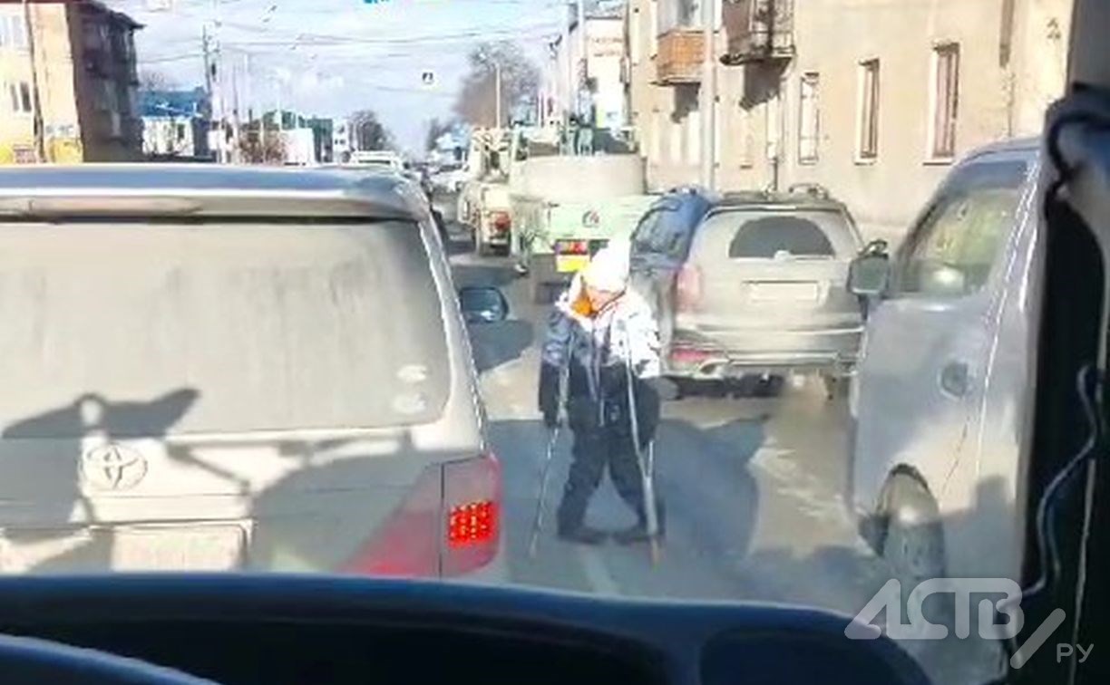 "Может скатиться под колёса": женщина на костылях просит милостыню посреди дороги в Южно-Сахалинске