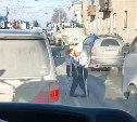 "Может скатиться под колёса": женщина на костылях просит милостыню посреди дороги в Южно-Сахалинске
