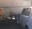 Легковушка врезалась в школьный автобус с детьми на юге Сахалина