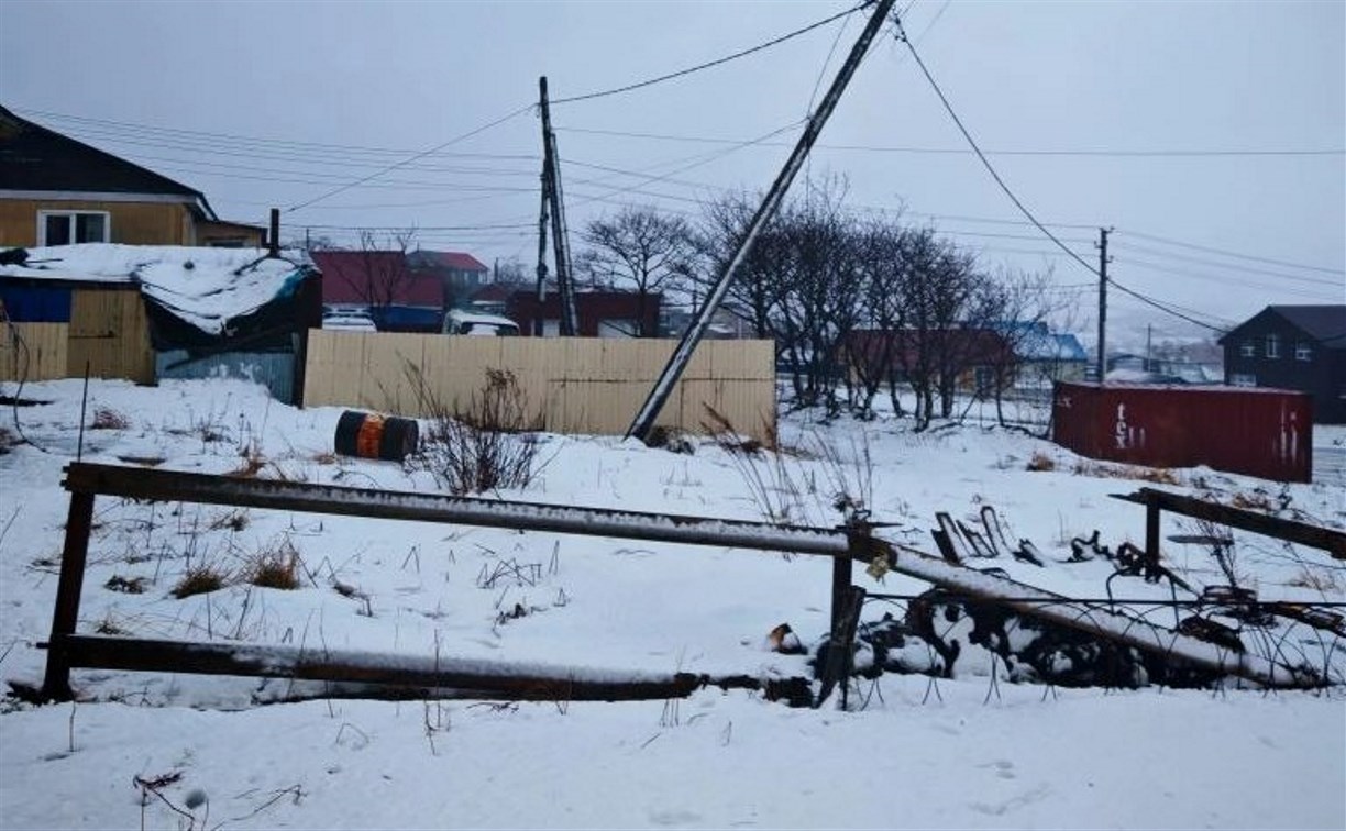 Ураганный ветер оставил Южно-Курильск без света, повреждены 20 опор ЛЭП, кровли и фасад 