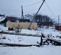 Ураганный ветер оставил Южно-Курильск без света, повреждены 20 опор ЛЭП, кровли и фасад 