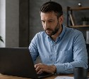 Россияне стали проводить на работе немного меньше времени