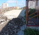 Очевидцы: в Холмске съехала вниз еще часть двора на Ливадных