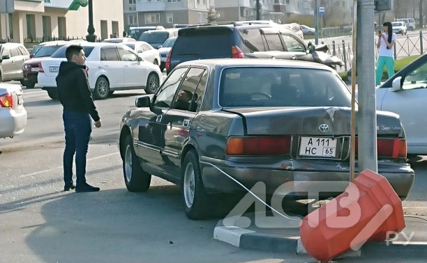 Автомобиль Toyota Crown "размотало" в результате ДТП в Южно-Сахалинске