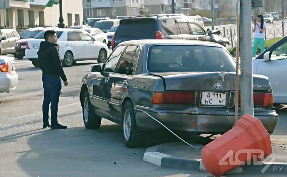 Автомобиль Toyota Crown "размотало" в результате ДТП в Южно-Сахалинске