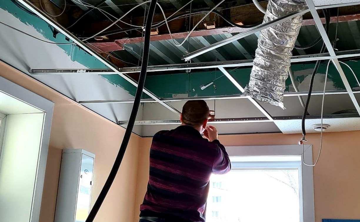 Последствия обвала потолочной плитки устраняют в облбольнице Сахалина