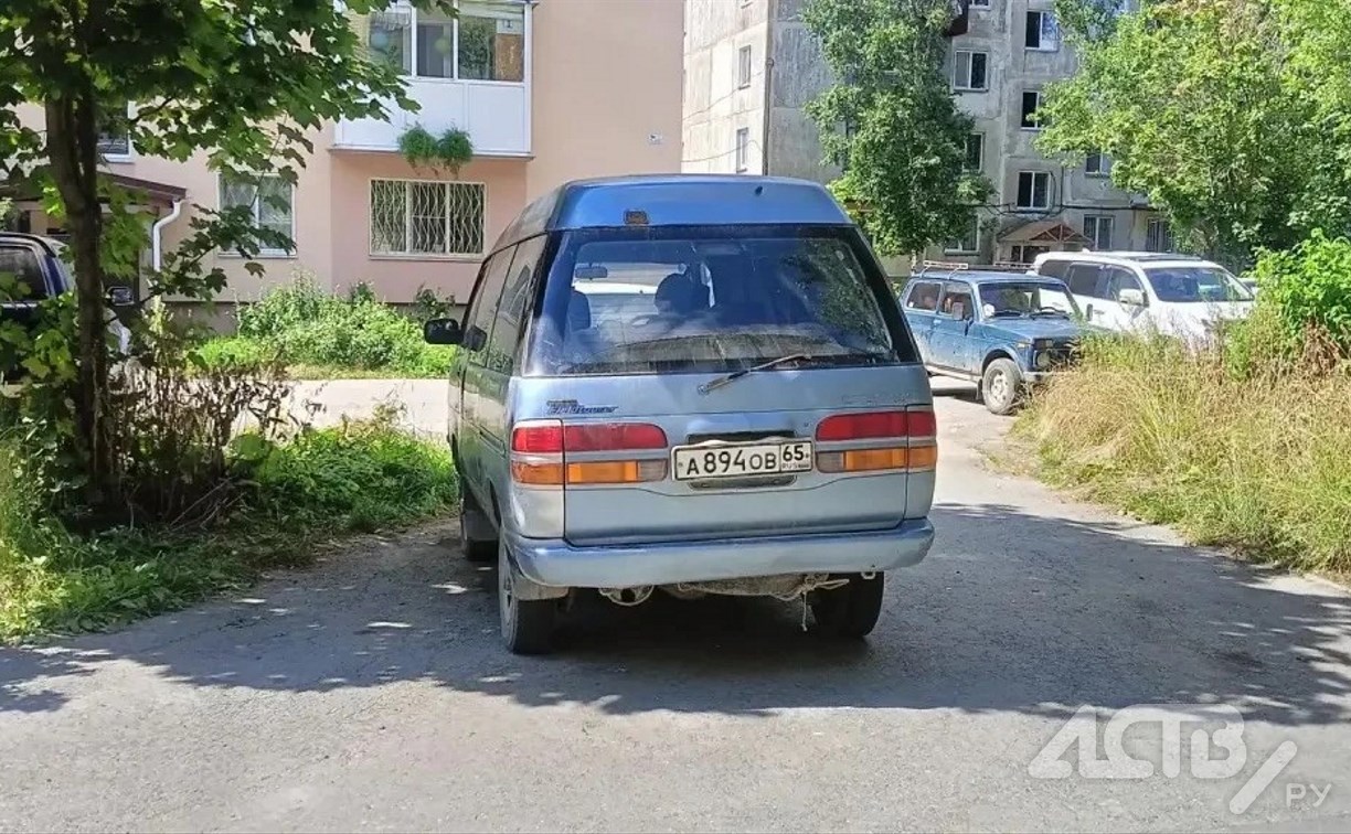 Микроавтобус пострадал в Южно-Сахалинске из-за невнимательного автомобилиста