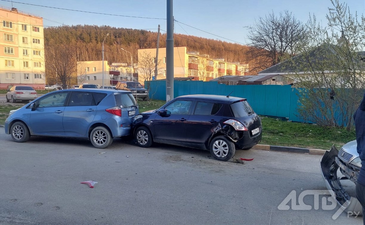 Очевидцы: пьяный водитель врезался в припаркованные автомобили в Южно-Сахалинске