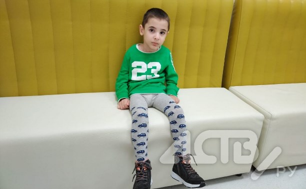 Шестилетний сахалинец Ной Бадеян учится вставать с места