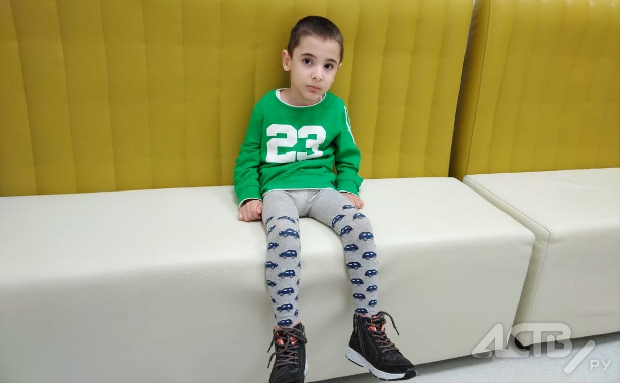 Шестилетний сахалинец Ной Бадеян учится вставать с места