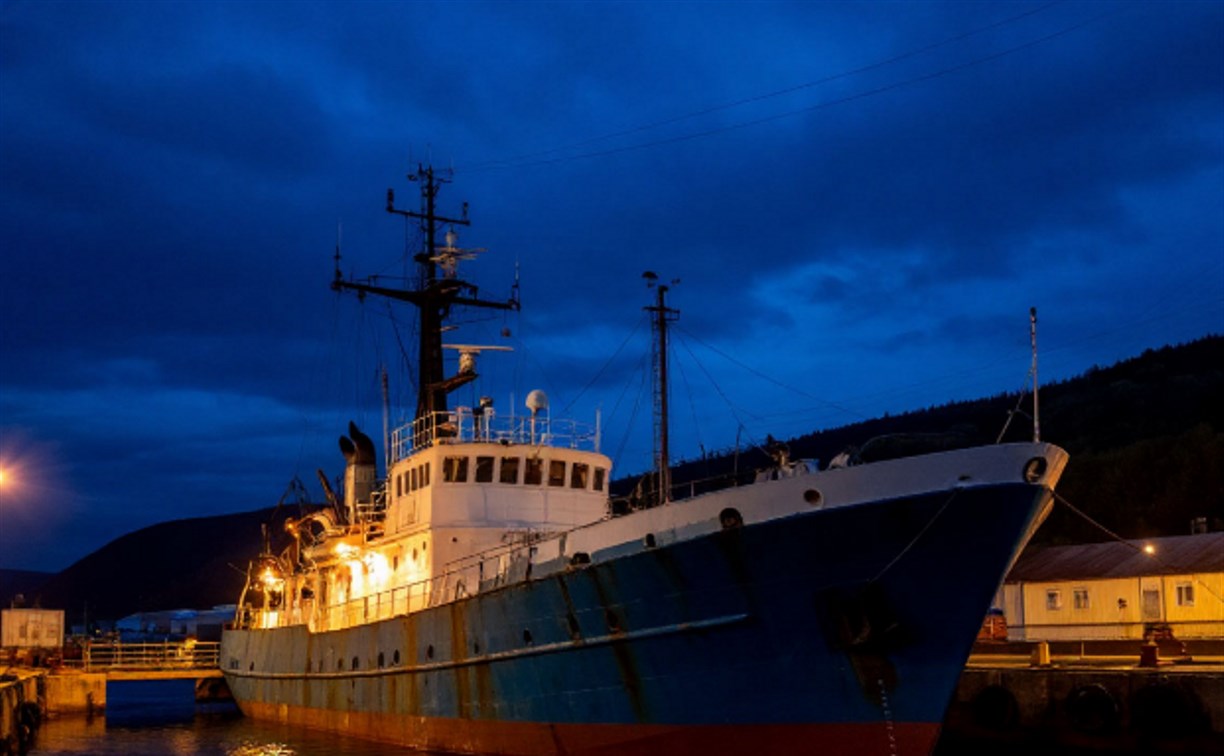 Цех по обработке крабов задымился в порту на Курилах