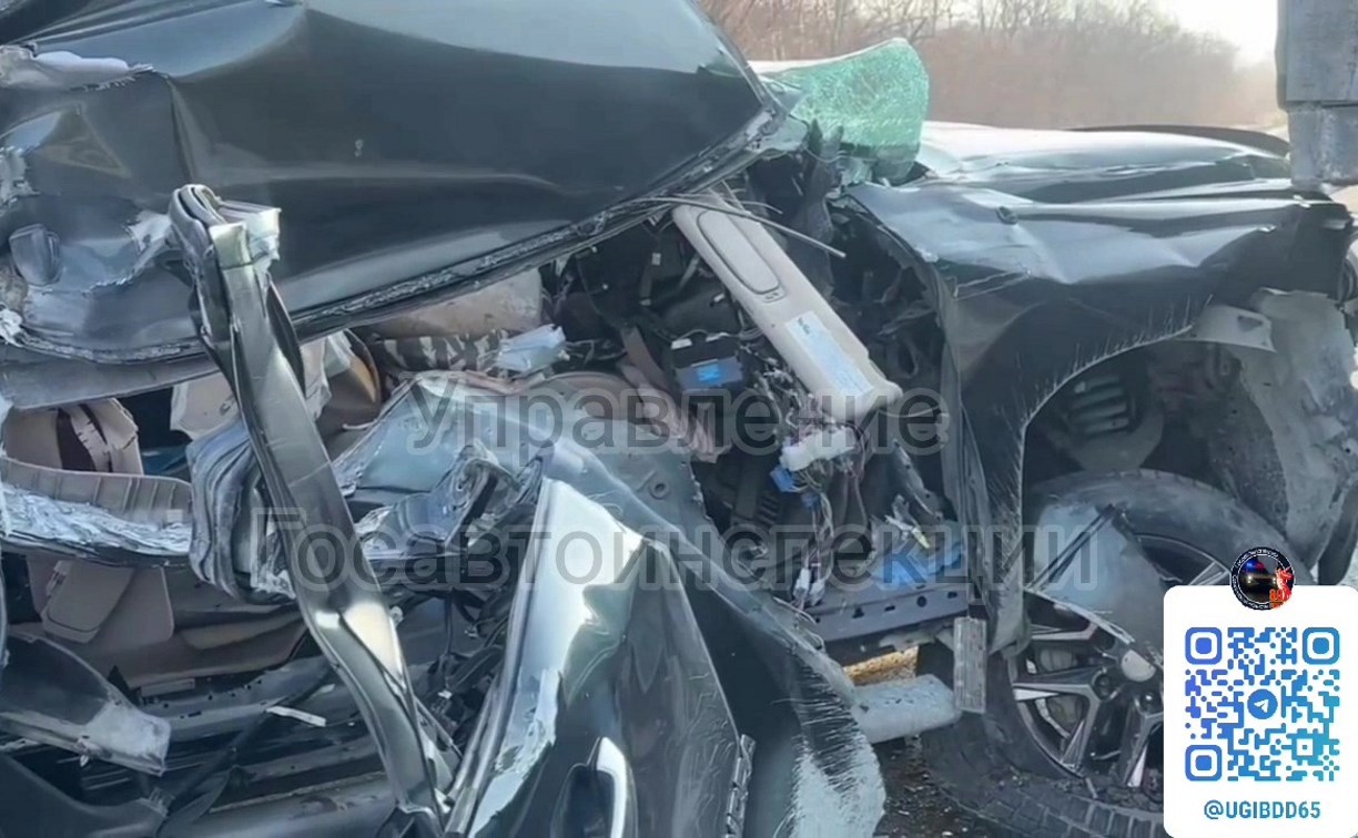 Погиб пассажир автомобиля Toyota Tundra: подробности жуткого ДТП с участием КамАЗа на Сахалине