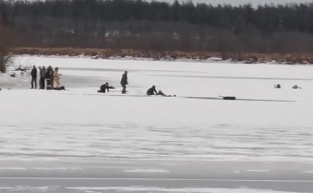 Доставали руками и бревном: появилось видео с места гибели рыбака на Сахалине