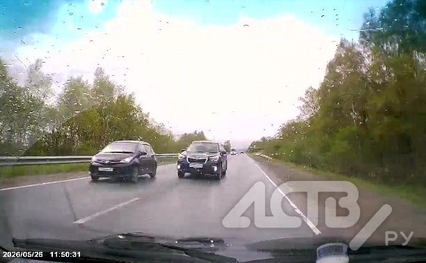 Видеорегистратор записал, как внедорожник на Сахалине летел прямо в лоб встречной машине
