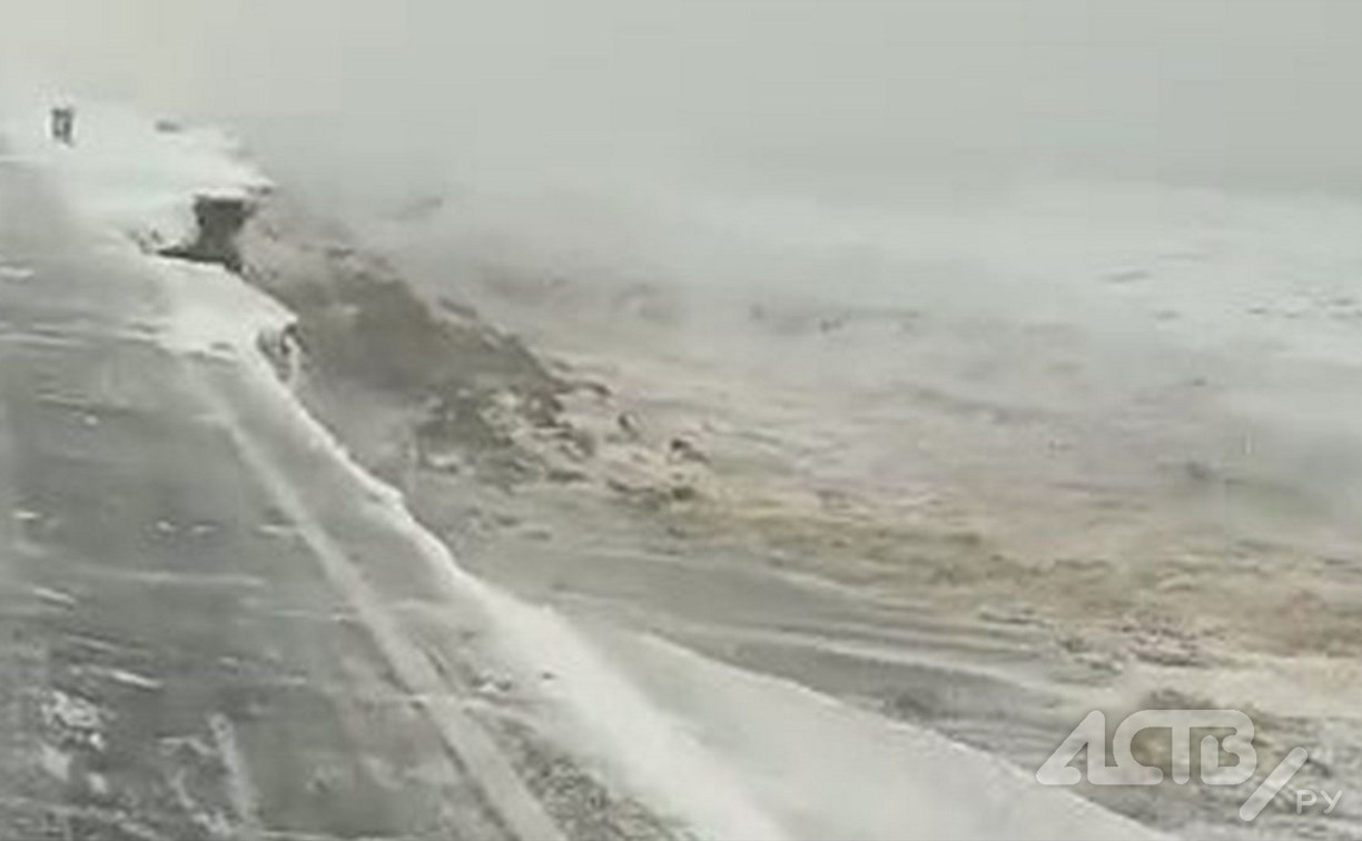 Участок федеральной трассы обрушился на Сахалине в циклон