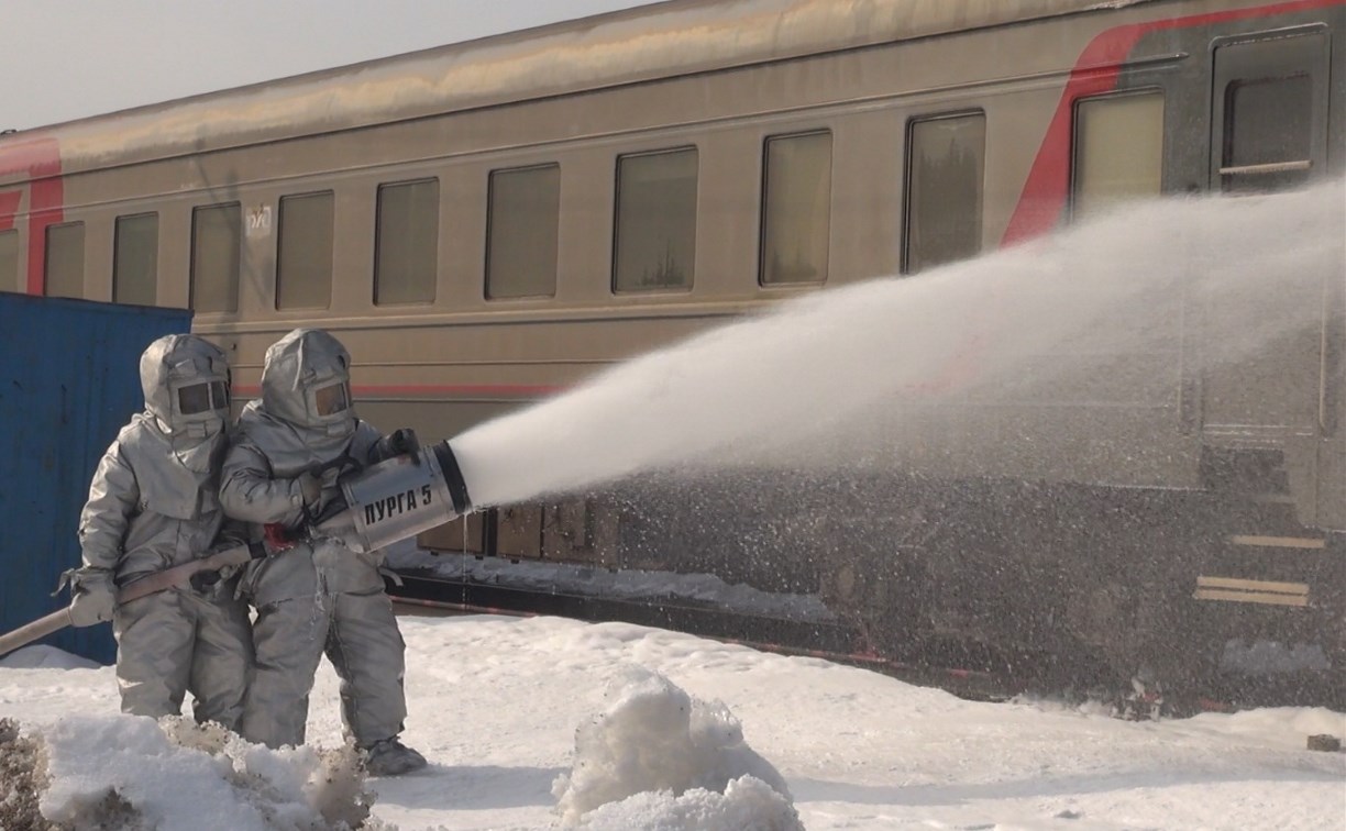 Сахалинские пожарные пригнали на учения большой красный поезд со 120 тоннами воды