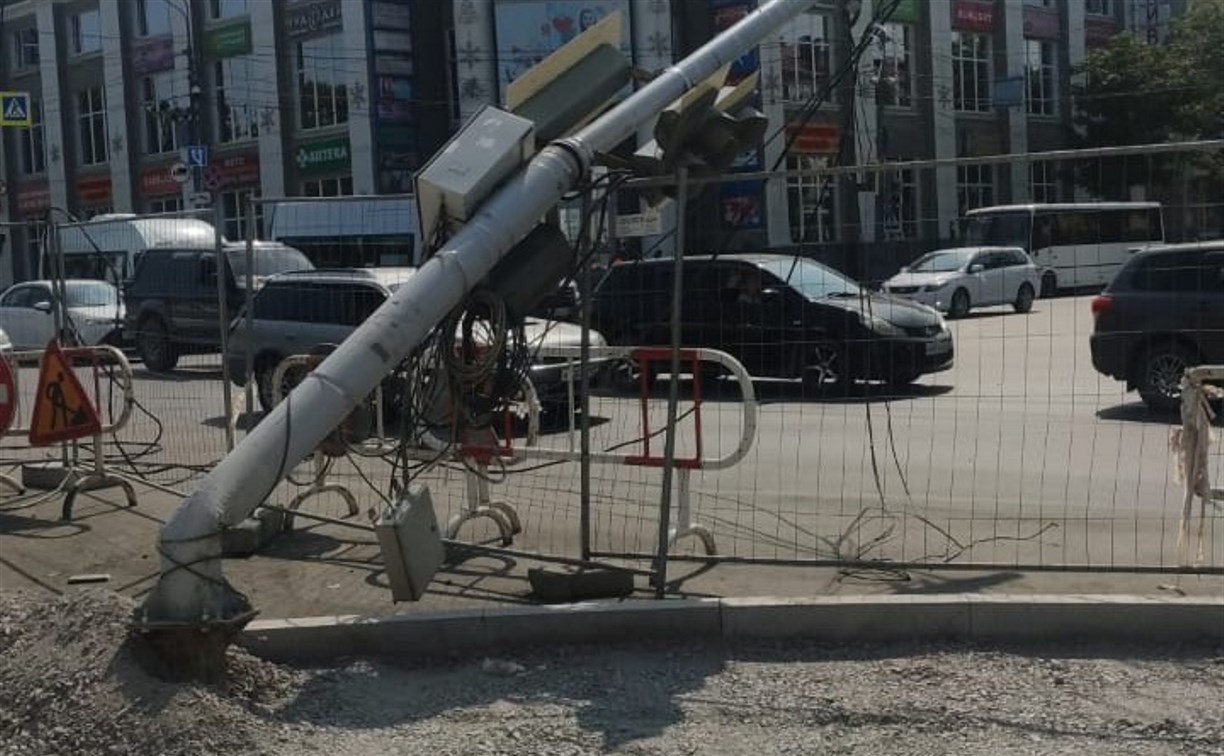 Грузовик сломал столб со светофором на Ленина - Сахалинской в областном центре