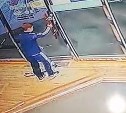 Рыжий мальчик в спортивном костюме украл из магазина самокат