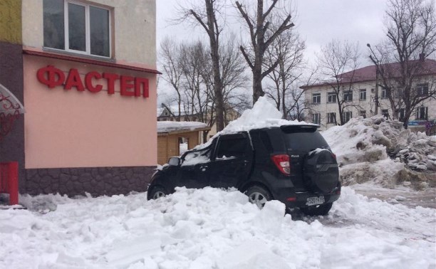 Снежная лавина сошла на автомобиль в Тымовском