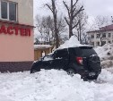 Снежная лавина сошла на автомобиль в Тымовском 