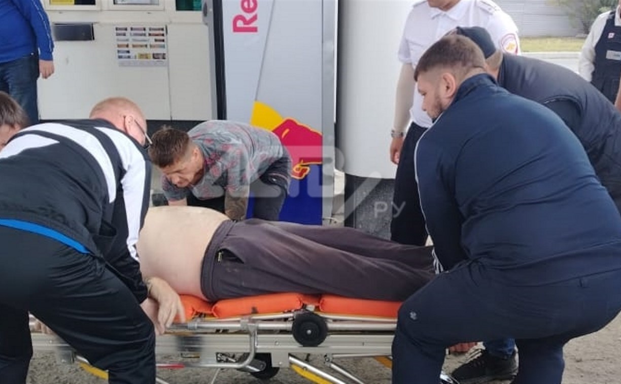 Откачивали очевидцы: водителю стало плохо на АЗС в Южно-Сахалинске