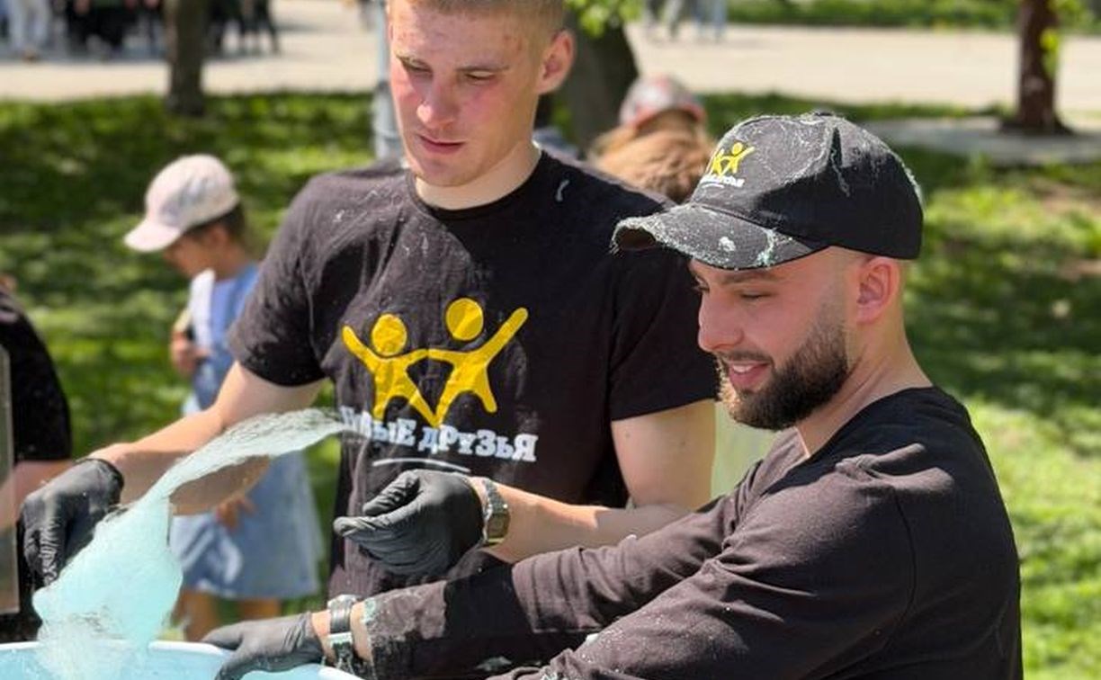 Детей Южно-Сахалинска в горпарке накормили сладкой ватой и попкорном