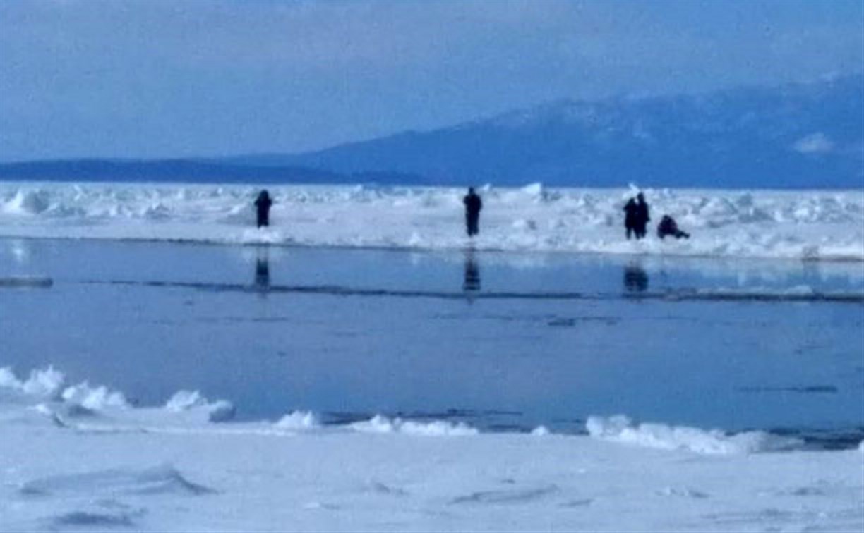 В заливе Мордвинова с оторвавшейся льдины спасли пятерых рыбаков