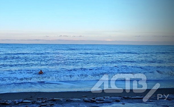 Сахалинец открыл купальный сезон в Охотском 3 января