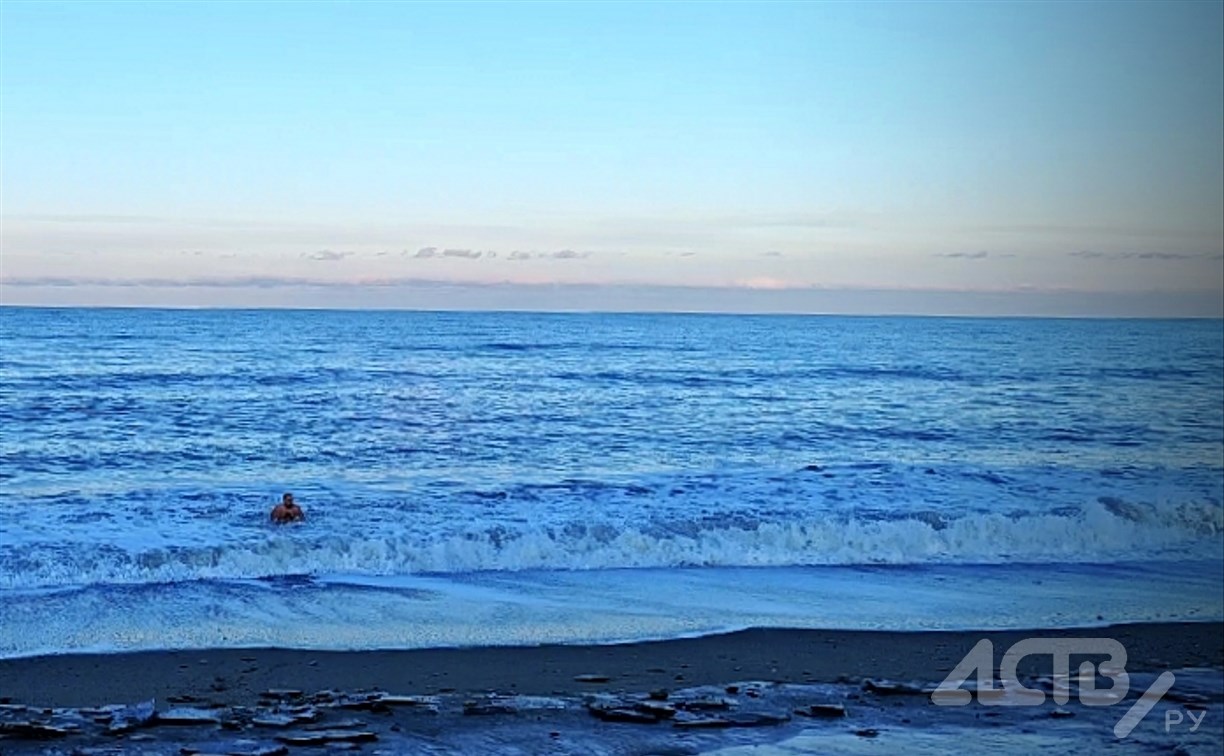 Сахалинец открыл купальный сезон в Охотском 3 января