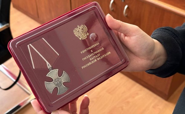 Матери сахалинца, погибшего в ходе СВО, передали Орден Мужества