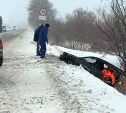 Жёсткое ДТП на Сахалине: от удара иномарка вылетела в кювет, очевидцы помогают пострадавшим