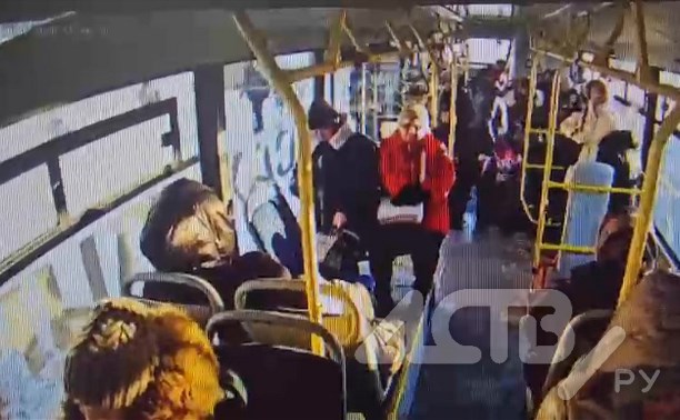 Жительница Южно-Сахалинска упала в автобусе и получила перелом ребра