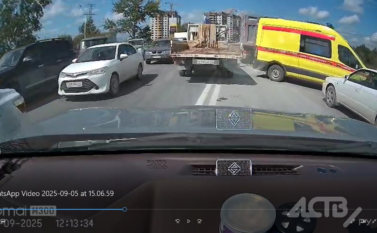 Пассажиру зажало ноги: на пр. Мира в Южно-Сахалинске Suzuki Jimny въехал в большегруз