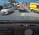 Пассажиру зажало ноги: на пр. Мира в Южно-Сахалинске Suzuki Jimny въехал в большегруз