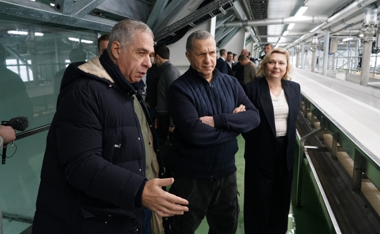 Юрий Трутнев посетил рыбоперерабатывающий завод в селе Озёрском на Сахалине