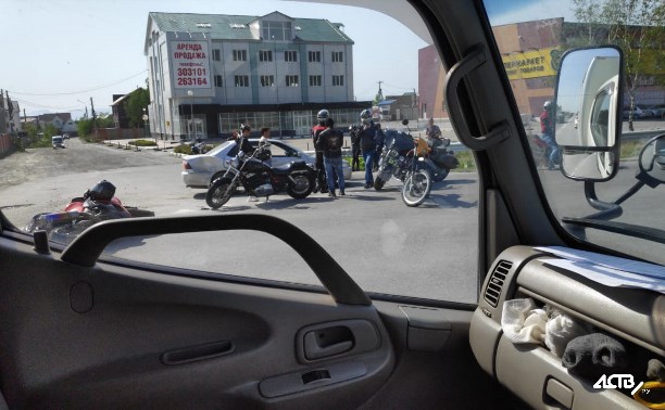 На проспекте Мира в Южно-Сахалинске столкнулись мотоцикл и иномарка На проспекте Мира в Южно-Сахалинске столкнулись мотоцикл и иномарка