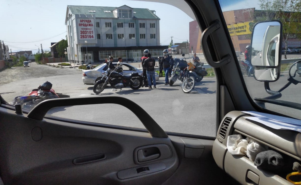 На проспекте Мира в Южно-Сахалинске столкнулись мотоцикл и иномарка