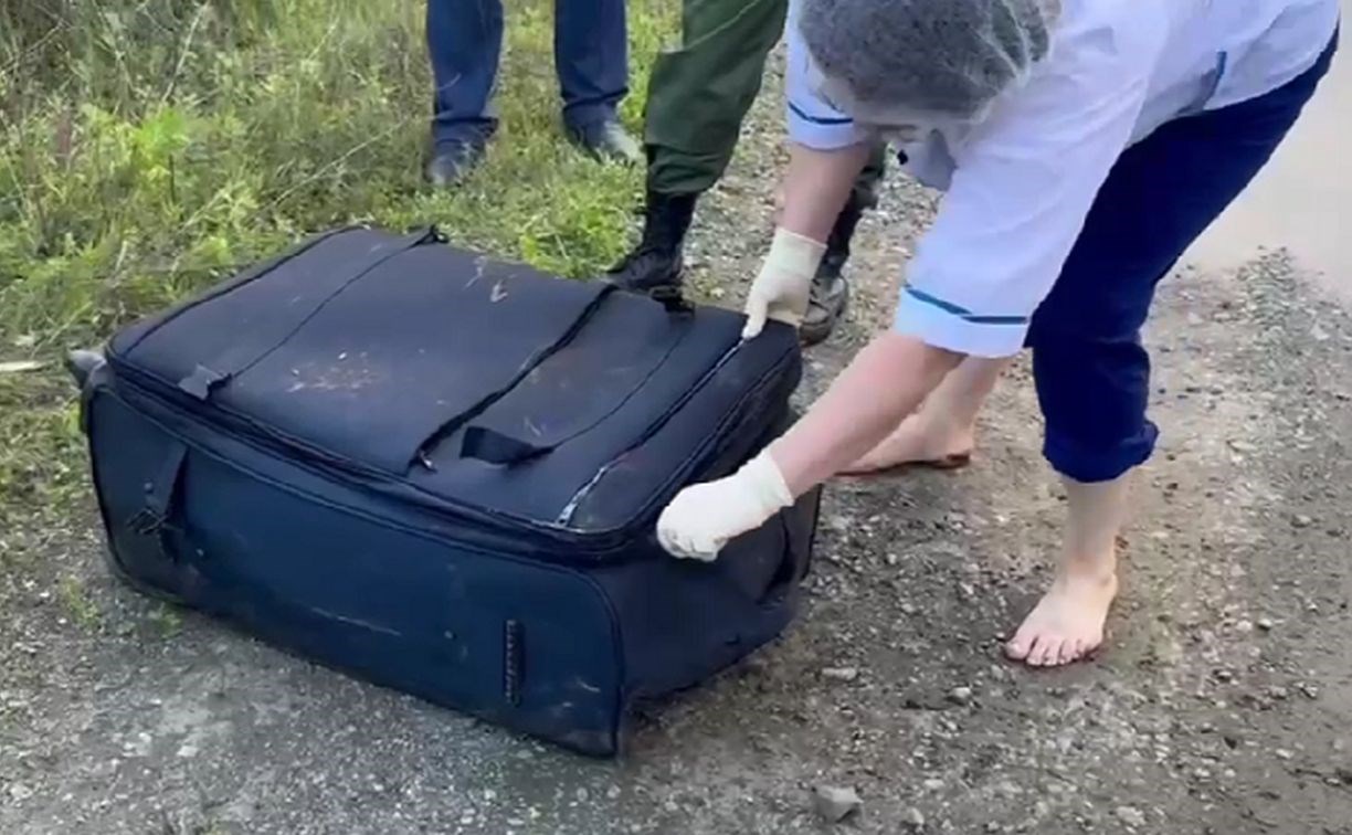 В Приморье подростки нашли труп мужчины с пакетом на голове в чемодане на берегу реки