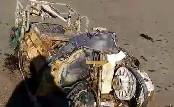Сахалинцы обсуждают в сети снегоход, выброшенный на берег моря